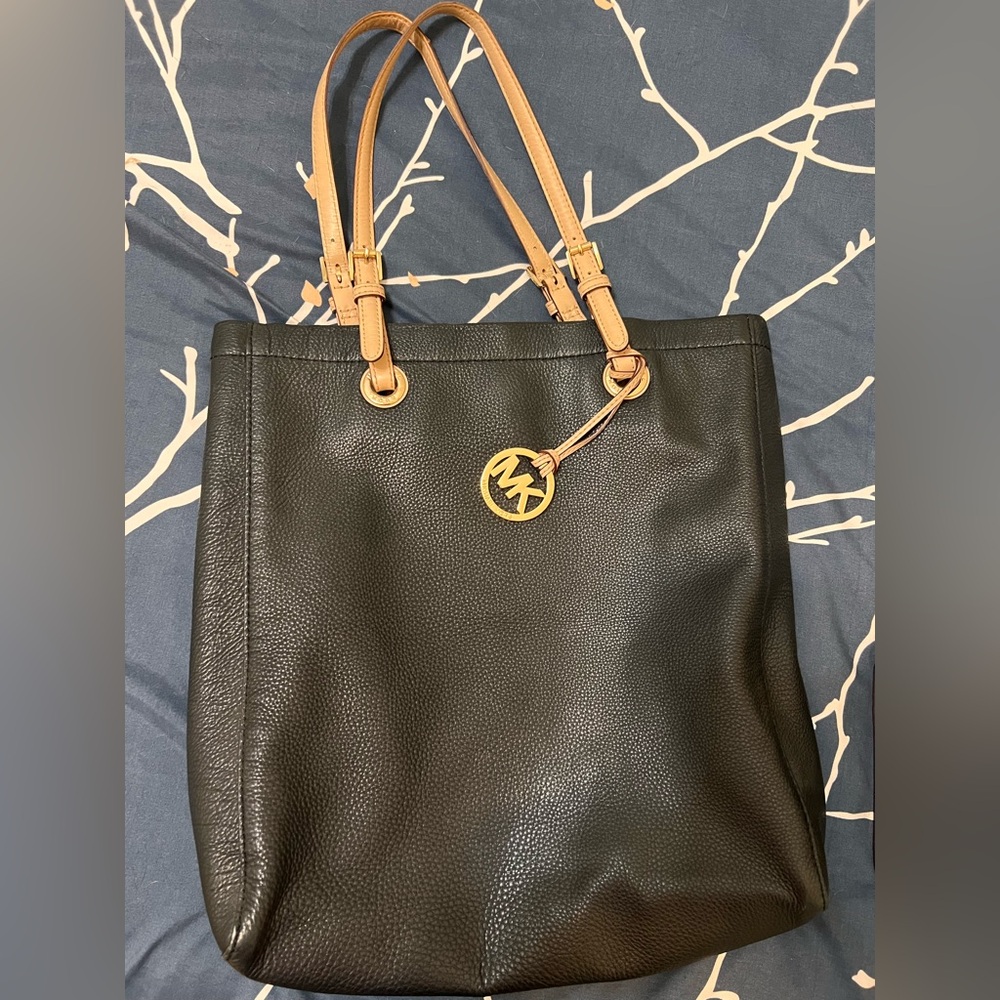 Michale Kors leather tote black please see all pictures